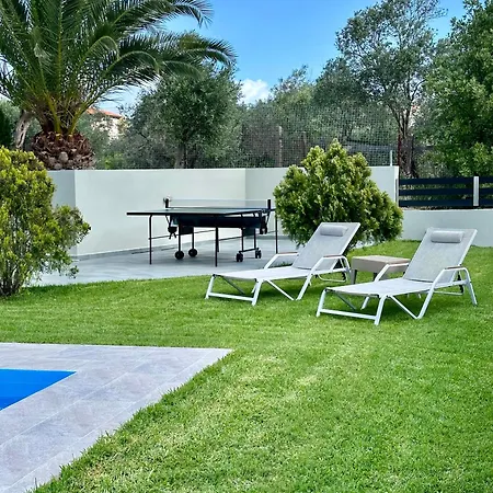 Rose Ground Floor - Private Swimming Pool Garden Vilă