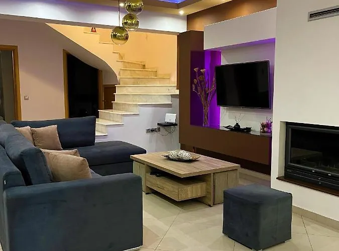 Villa Rose Ground Floor - Private Swimming Pool Garden *