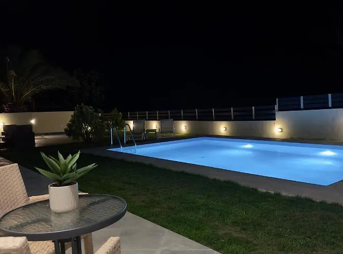 Villa Rose Ground Floor - Private Swimming Pool Garden *