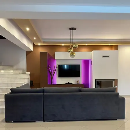 Villa Rose Ground Floor - Private Swimming Pool Garden *